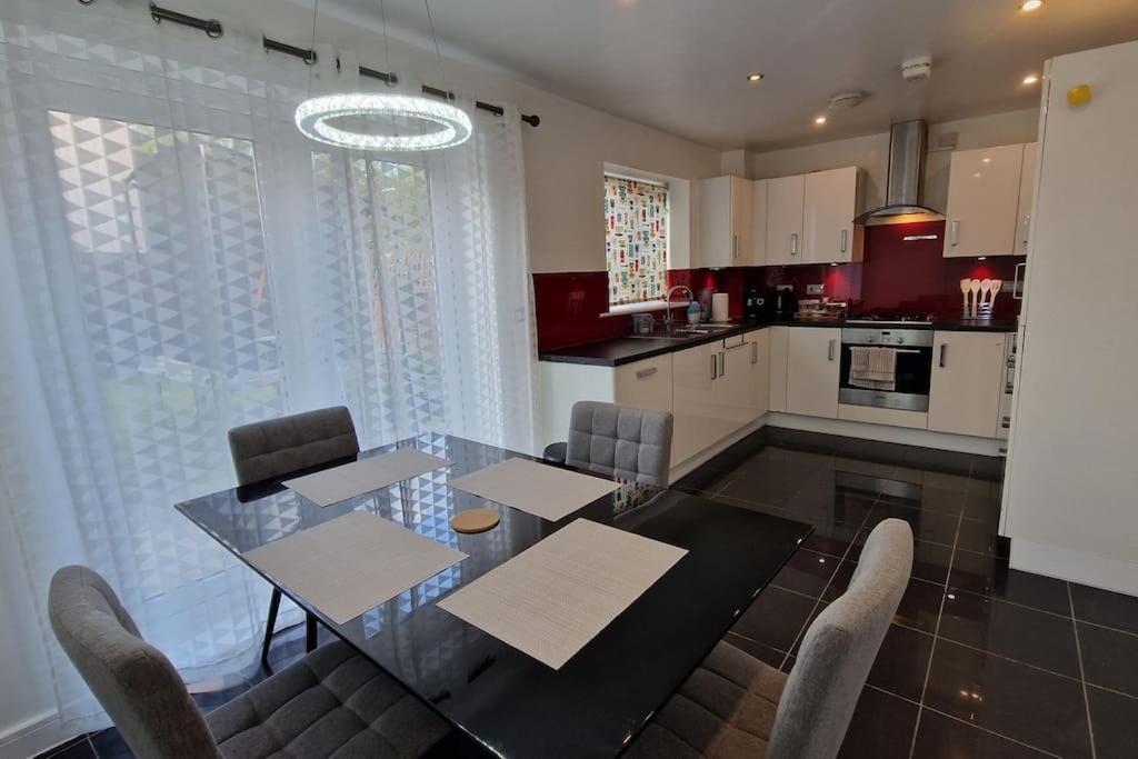 Apartamento Modern Near Etihad, Coop Live