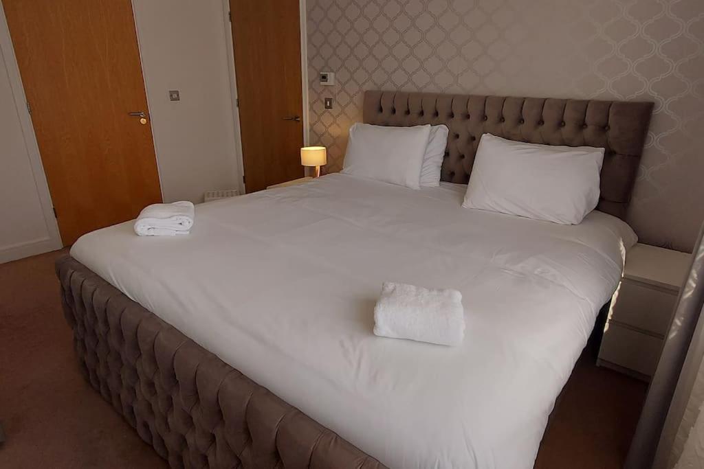 Apartamento Modern Near Etihad, Coop Live